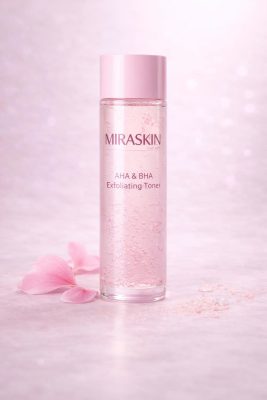 Hình ảnh chai Miraskin AHA & BHA Exfoliating Toner đầy tinh tế với màu hồng chủ đạo, chứa các hạt nhỏ lấp lánh và cánh hoa trong suốt. Sản phẩm được đặt trên nền hồng mịn màng điểm xuyết cánh hoa, thể hiện sự kết hợp giữa thẩm mỹ và hiệu quả làm sạch sâu, giúp người dùng dễ dàng hình dung về dòng toner tẩy tế bào chết nhẹ nhàng dành cho da dầu mụn